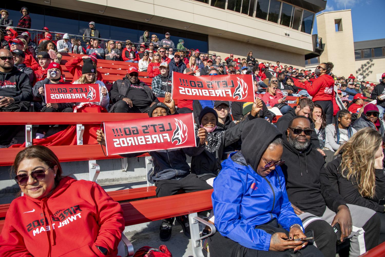 Firebirds fans cheer during the 2021 首页coming football game.